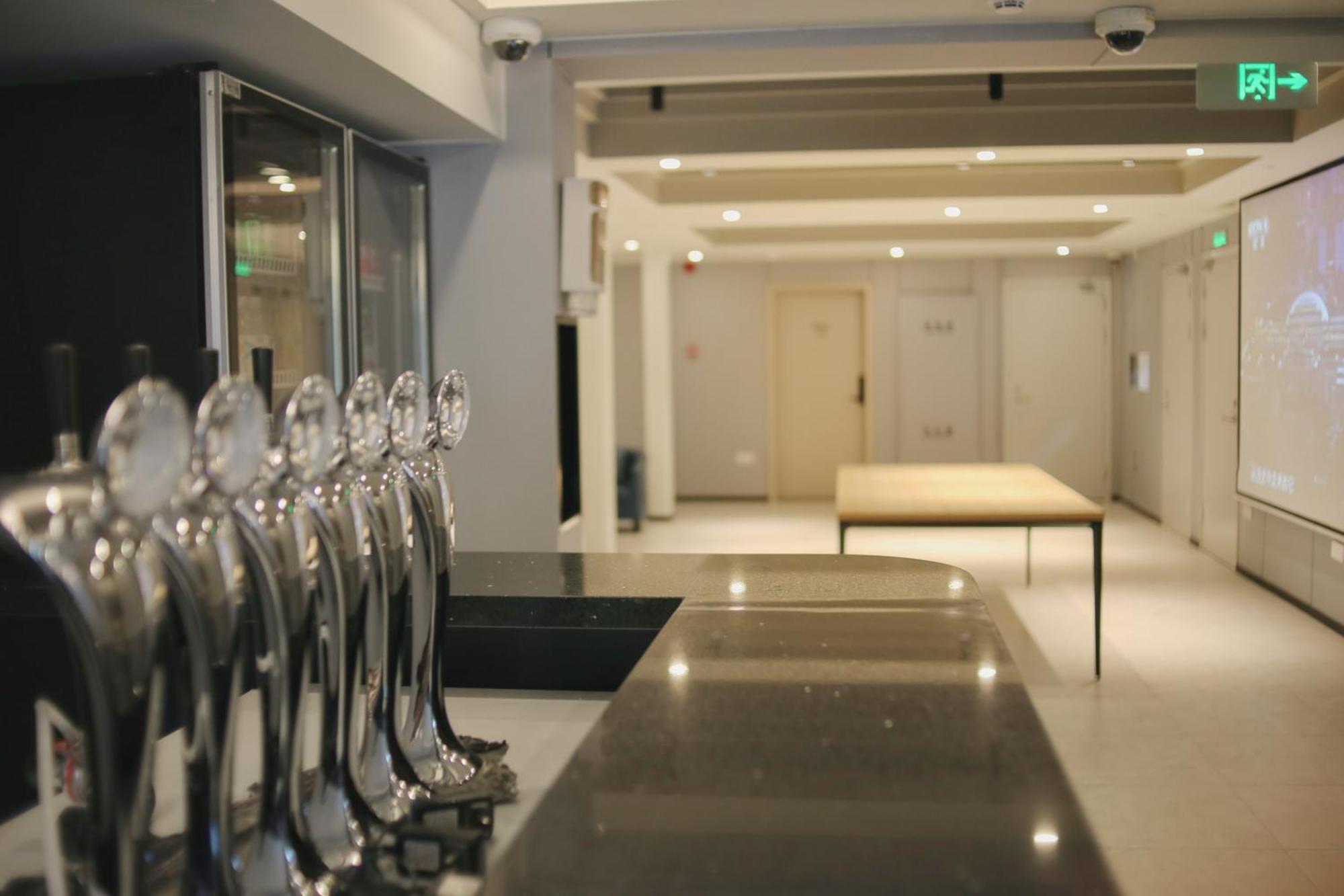 Dayin International Youth Hostel -Near People'S Square & Old Town -Social Area -Bar -Cafe -Gym -Free Laundry Luggage Storage -24H Front Desk -English Service Shanghai Bagian luar foto